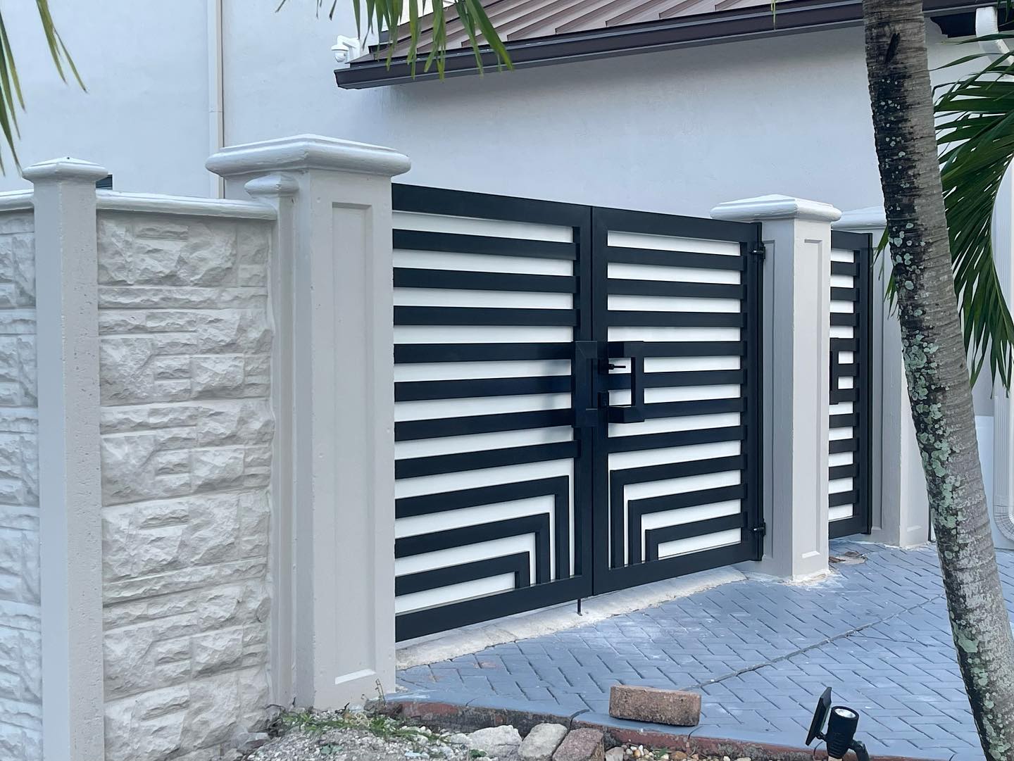 Custom modern aluminum fence & gate